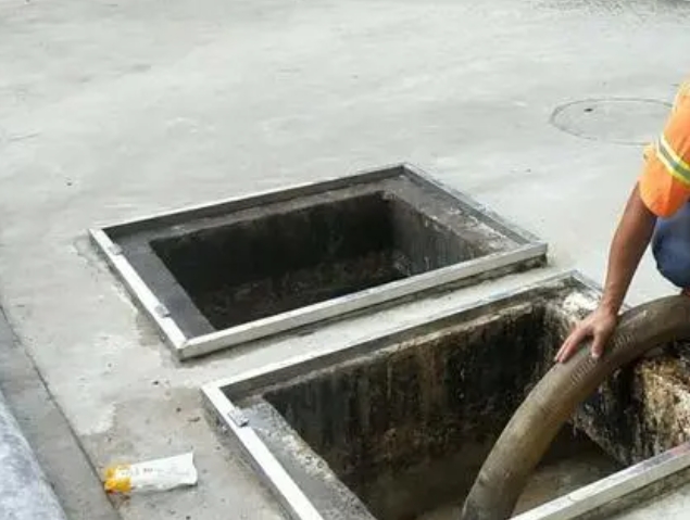 托喀依乡化粪池清理