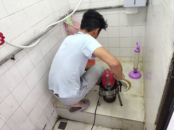 托喀依乡管道堵塞冒臭气 专业师傅现场解决问题